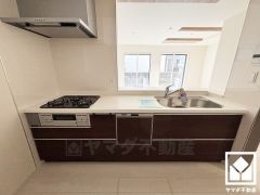 カウンターキッチンなので配膳や片付けがしやすく、お料理中でもお子様の様子が分かって安心です。キッチン横には窓がございますので、昼間は手元が明るく、お料理がはかどります。