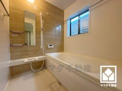 清潔感あふれる空間で、毎日のバスタイムをより快適に。真冬の寒い浴室を暖かく、また雨の日の洗濯物の乾燥にと多用途に活躍する浴室暖房乾燥機付きです。