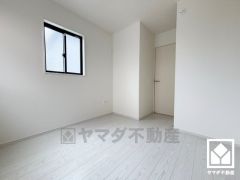 約5帖の洋室です。全居室に窓がございます。明るい陽光がたっぷり差し込む心地よい生活空間です。