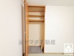 新たに家具を買わなくても良いので、ハンガーパイプ付きのクローゼットは嬉しいですね。