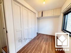 吊戸棚も設置して空間を無駄なく活用。収納スペースが豊富で整理整頓がしやすい設計です。