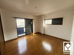 約8帖の3階洋室です。バルコニーにつながるお部屋で、通風・陽当たり良好。
