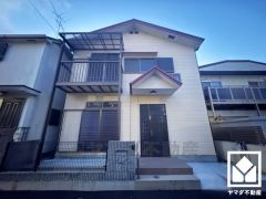 落ち着いた色合いと品のあるデザイン。帰るたびに安心感を感じられる佇まい。玄関前に駐輪スペースがございます。