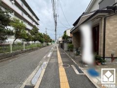 前面道路幅員約6.0mとゆったりとした広さがあるのでファミリーカー等の車の出入れも楽にできます。