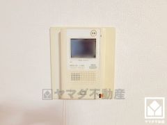 突然の来訪時でも安心なモニター付きインターホンを完備。お留守番中のお子様でも簡単に来訪者の確認ができます。