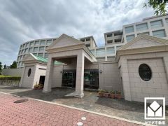 重厚感のあるファサードが、洗練された暮らしを予感させる。品格あるデザインが魅力のマンション。