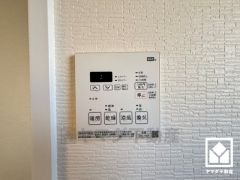 浴室暖房乾燥機付き。真冬の寒い浴室を暖かく、また雨の日の洗濯物の乾燥にと多用途に活躍する機能です。