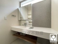 スリット窓から柔らかな光が差し込む明るいサニタリースペース。ワイドなフルフラットカウンター付きの3面鏡の洗面台で、忙しい朝でも身支度がしやすく時短になります。お手入れもラクラクです。