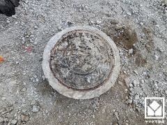 キッチン横に収納スペースがあり、パントリーとしてもお使いいただけます。床下収納も完備しており、災害時の非常食や食料品のストック、食器等などもすっきり片付きます。