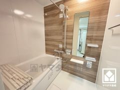 1日の疲れを癒す浴室でゆったりリフレッシュ。ナチュラルな木目調のアクセントパネルは落ち着いた雰囲気を演出してくれます。