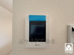 突然の来訪時でも安心なモニター付きインターホンを完備。お留守番中のお子様でも簡単に来訪者の確認ができます。