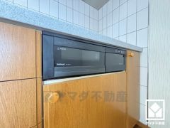 調理に手間がかかりがちな肉や魚を、短時間でサッと焼き上げることができるグリル付き。