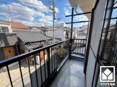 東向きバルコニーのため、朝日が気持ちよく入り爽やかな一日を始められます。バルコニーが2階と3階に1か所ずつございますので、お洗濯物もたっぷりと干す事ができます。