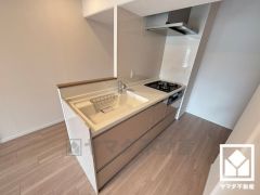 開放的なオープンキッチンなのでお料理中でもお子様の様子が分かって安心です。調理に手間がかかりがちな肉や魚を、短時間でサッと焼き上げることができるグリル付き。