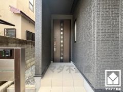 ドアの窓から光が差し込み、外出時にも帰宅時にも、明るい気持ちになれる玄関です。