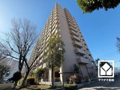 陽光に映える美しい外観。街並みに馴染みながらも、ひときわ目を引く存在感。