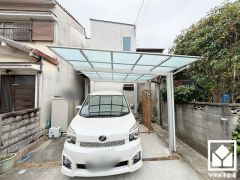 ハイルーフ車可能なカーポート付きの駐車スペースを1台分完備。重い荷物や雨の日の移動もスムーズで、快適なカーライフを実現。