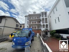 屋根付き駐輪場なので、雨や風、直射日光から自転車を守ることができます。