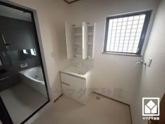 収納豊富でスッキリお使い頂ける洗面台です。小さなお子様のお風呂上りもこのスペースがあればゆったりとして頂けます。