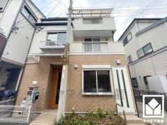 落ち着いた色合いと品のあるデザイン。帰るたびに安心感を感じられる佇まい。（リフォーム前の写真です）