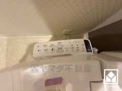 温水洗浄便座付きで、季節を問わずいつでも温かい便座をお使いいただけます。