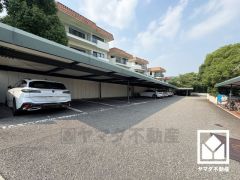 敷地内に駐車場を完備（月額11000円）。駐車場番号の指定がございます。詳細は弊社スタッフまでお気軽にお問い合わせください。