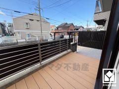 リビングに隣接して開放的なウッドデッキがあり、陽射しを感じながら贅沢な時間を過ごすことができます。