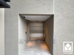 2024年11月建築、総戸数76戸の築浅分譲マンションです。