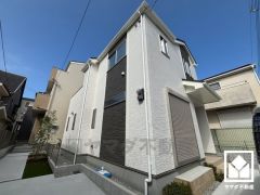 雨戸シャッター付き。台風などによる飛来物からの保護は勿論、防音・断熱や目隠し、防犯効果もございます。