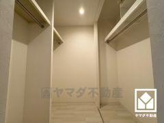 収納力豊富なウォークインクローゼット付き。お洋服はもちろん、スーツケースなどの大物もしっかり収納できます。