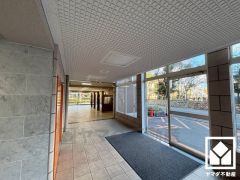 バイク置き場も完備しています。広々としており、使い勝手の良い設計です。（年額3000円～5000円）