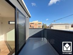 バルコニーが2階に1か所、3階に2か所の合計3か所ございますので、お洗濯物をたっぷりと干す事ができます。