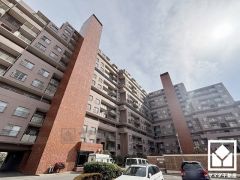 洗面化粧台がございます。シャワー水栓なので、忙しい朝でも身支度がしやすく時短になります。