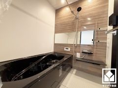 ゆったり足が伸ばせるので、毎日の疲れを癒やすバスタイムを実現。ナチュラルな木目調のアクセントパネルは落ち着いた雰囲気を演出してくれます。鏡が横長なので、お子様でも見やすく便利です。