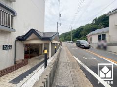 阪急電鉄甲陽線「甲陽園」駅まで徒歩約10分の立地。「阪急オアシス甲陽園店」まで徒歩8分など、毎日の通勤・通学だけでなく、日常のお買い物や、休日のお出かけまで利便性に優れています。