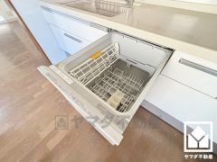 毎日の家事の負担を軽減でき、省エネにもなる食器洗乾燥機付き。