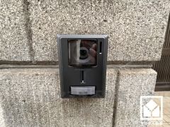 インターホンあり。来客があっても家の中で対応可能なので、防犯面で安心です。