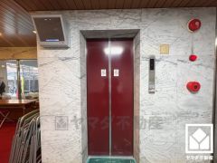 スムーズな移動を叶えるエレベーター。忙しい朝も快適に、ストレスフリーな暮らしをサポート。防犯カメラが設置されておりセキュリティにも配慮されています。