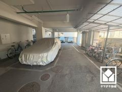 敷地内に駐車場を完備。重い荷物や雨の日の移動もスムーズで、快適なカーライフを実現。