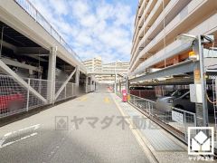 駐車場は平面式と機械式がございます。重い荷物や雨の日の移動もスムーズで、快適なカーライフを実現。