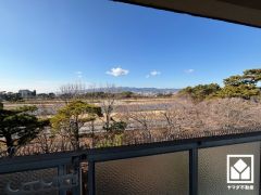 バルコニーからは緑豊かな武庫川が望めます。6階建て最上階の開放感あふれる眺望と利便性が融合した住まい──穏やかな毎日をここから。