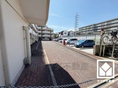 敷地内にチェーンゲート付きの駐車場を完備。重い荷物や雨の日の移動もスムーズで、快適なカーライフを実現。空き状況等は弊社スタッフまでお気軽にお問い合わせください。