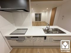 フラットタイプのカウンターキッチンなので配膳や片付けがしやすく、お料理中でもお子様の様子が分かって安心です。