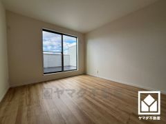 全居室に窓がございます。明るい陽光がたっぷり差し込む心地よい生活空間です。