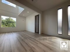 リビングは一部吹抜けとなっています。自然光を取り込む、開放感あふれる暮らし。大きな窓から隅々まで光が降り注ぐ、明るく心地の良い空間。天井埋込エアコン付きです。