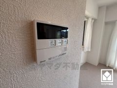 ボタン1つで自動でお湯張りができるオートバス機能付き。追い炊き機能もございますので、いつでも温かいお風呂に入ることができます。