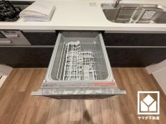 毎日の家事の負担を軽減でき、水道代の節約にもなる食器洗乾燥機付き。