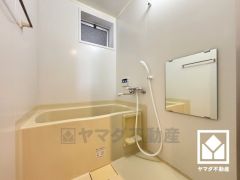 1日の疲れを癒す浴室でゆったりリフレッシュ。小窓が付いているので、こもりがちな湿気もすぐ取り除くことができます。