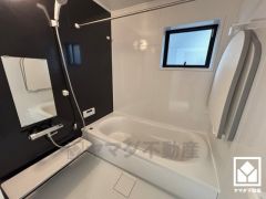 1日の疲れを癒す浴室でゆったりリフレッシュ。小窓が付いているので明るく、こもりがちな湿気もすぐ取り除くことができます。