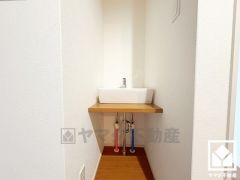 1階の玄関脇にも洗面台が設置されており、帰宅後すぐに手を洗えて衛生的です。